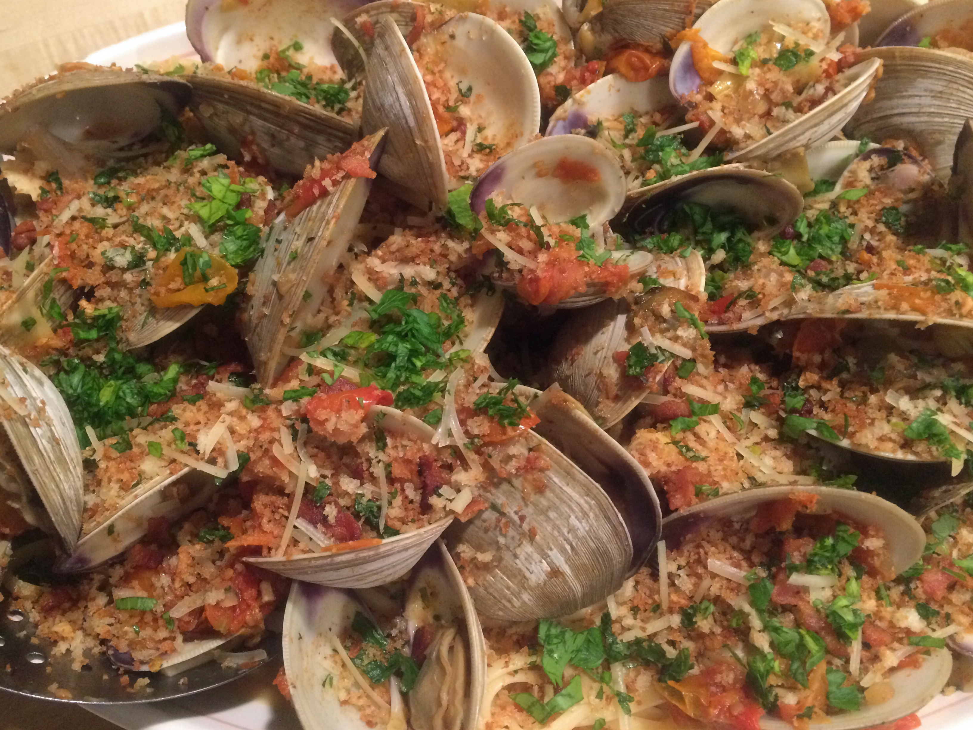LINGUINI & CLAMS WITH GARLIC BREAD CRUMBS Outdoor Tom